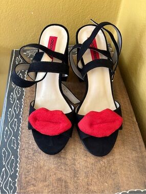 Women’s London Rebel Black heels / sandals with Red Lip Appliqué - size 6